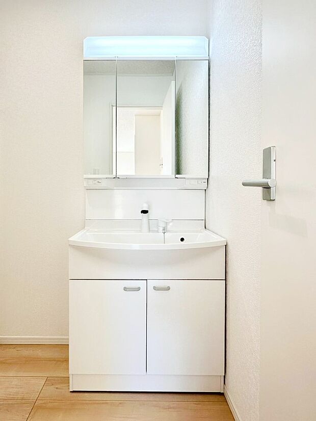 収納力と機能性に優れた洗面化粧台　