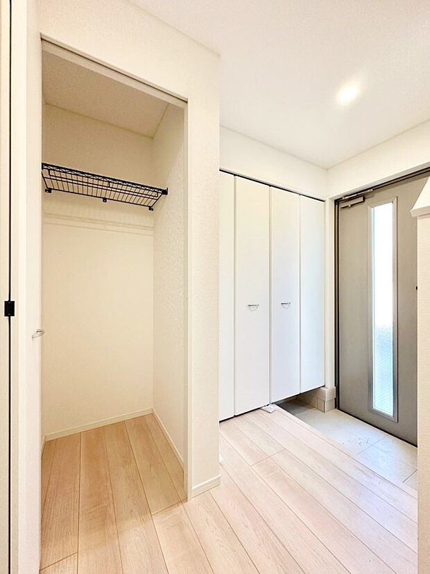 掃除用具や生活雑貨の保管に便利な廊下収納