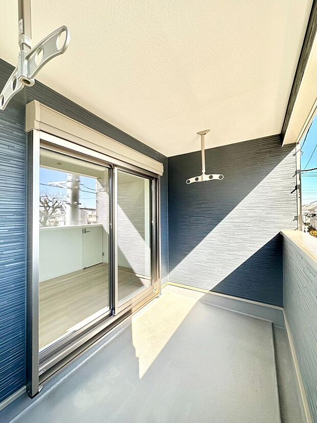 インナーバルコニーなので雨でも洗濯物を干す事が出来て、風通しがあるので乾きが良く、物干しスペースとして重宝します。 　