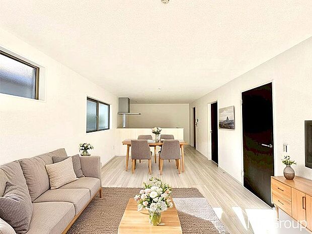 ご家族の賑やかな話し声で包まれる明るいリビング ※家具はCGです