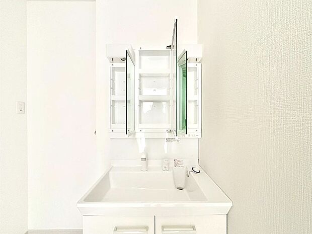 三面鏡の裏に、化粧品や衛生用品などを収納可能。洗面台をすっきりと保ちます!