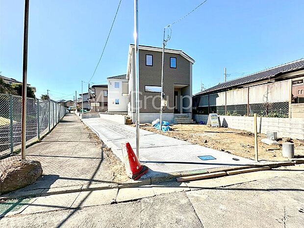 前面道路はきちんと整備されています  