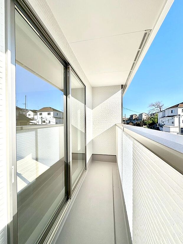 南向きのバルコニー！ご家族の洗濯物はもちろん、お布団もたっぷり干せます！