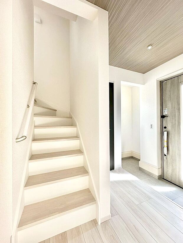 安全性を考慮し階段には手すりを設置しています