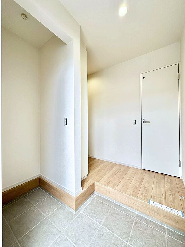 明るい玄関はお客様をお出迎えするのにぴったりです！ 