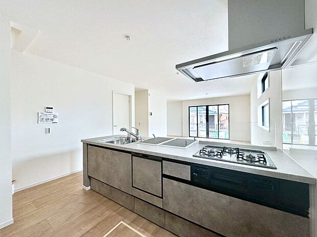 リビングを見渡せる人気のカウンターキッチン。 家族を見守りながら家事をすることができます。