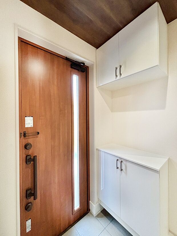 明るい玄関はお客様をお出迎えするのにぴったりです!