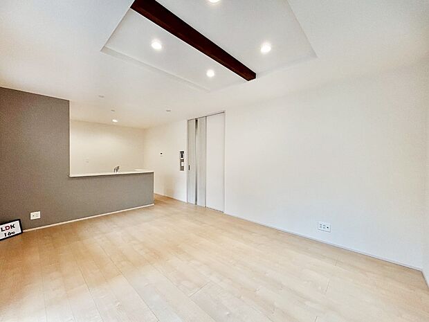 ナチュラルテイストの優しく柔らかい色使いのフローリングが素敵なリビングですね。