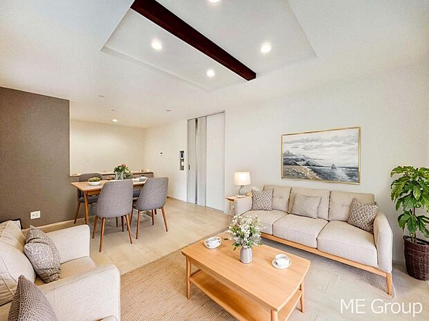 お洒落で開放感のある折り上げ天井を採用したリビング※家具はCGです