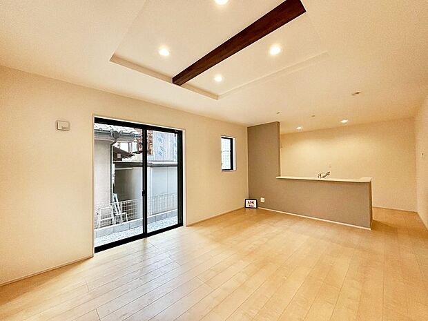 明るい陽光が注ぎ、寛ぎの雰囲気に満たされるリビング・ダイニング。