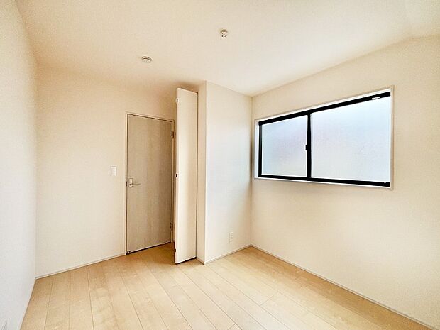 使いやすい形でベットや家具の置き方にも困ることもありません。