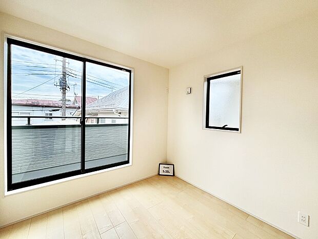 2面採光で気持ちよく自然光が取り入れられるのでお子様のお部屋にもピッタリ