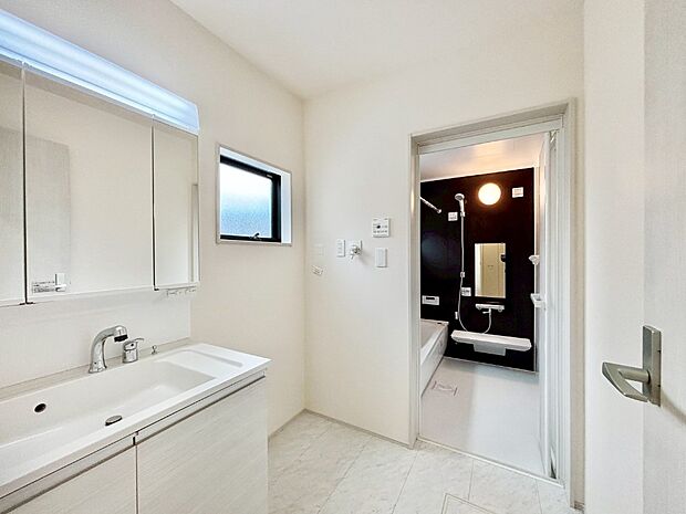 清潔感のある快適空間です。毎日の身支度も気持ち良くお使い頂けます。