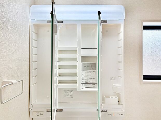 三面鏡の裏に、化粧品や衛生用品などを収納可能。洗面台をすっきりと保ちます!