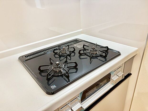 ガスコンロはSiセンサー搭載。火力調節や焦げ付き・消し忘れも防いでくれます。