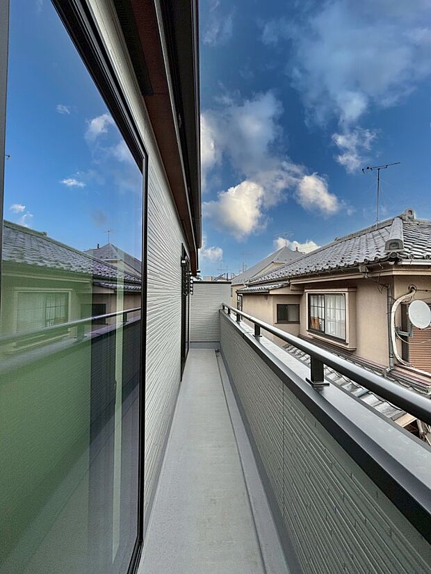 暖かな陽光が降り注ぐバルコニーはお洗濯におすすめ。爽やかな風も心地よいです。