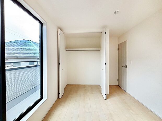 バルコニーが開放感をプラスしてくれる洋室