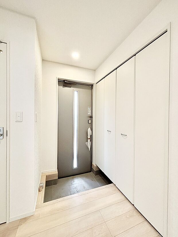 ガラススリットの入った玄関ドアが室内に光を届けてくれます　