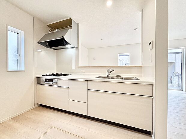 明るい陽光が注ぎ、寛ぎの雰囲気に満たされるリビング・ダイニング。   　