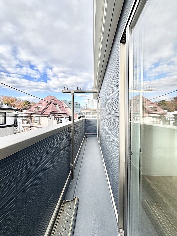 ゆったりバルコニーだから沢山お洗濯ものを干せます。　