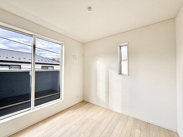 バルコニーが開放感をプラスしてくれる洋室　