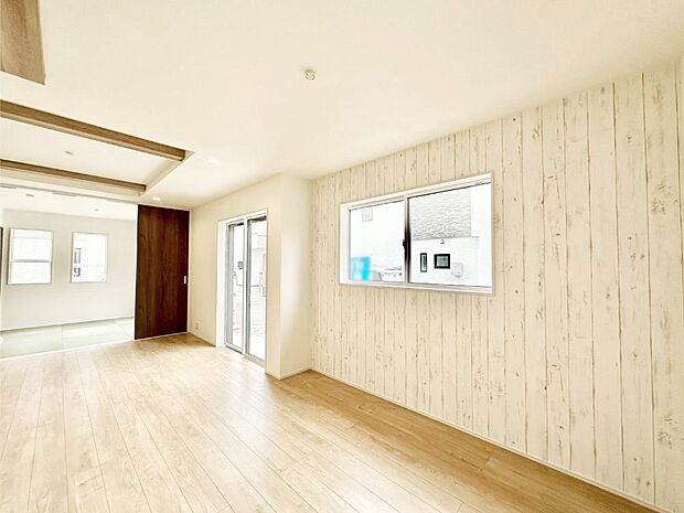 大きな窓からたっぷりの陽光と風を感じられるリビング