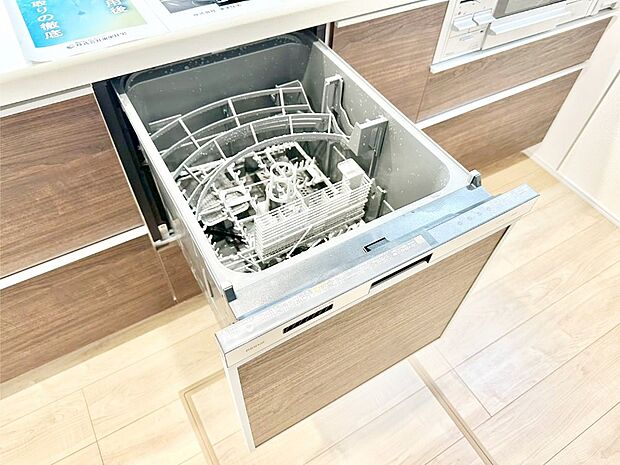 面倒なお片づけは食洗機にお任せ！家事の負担が減って、時間にも気持ちにもゆとりができます。
