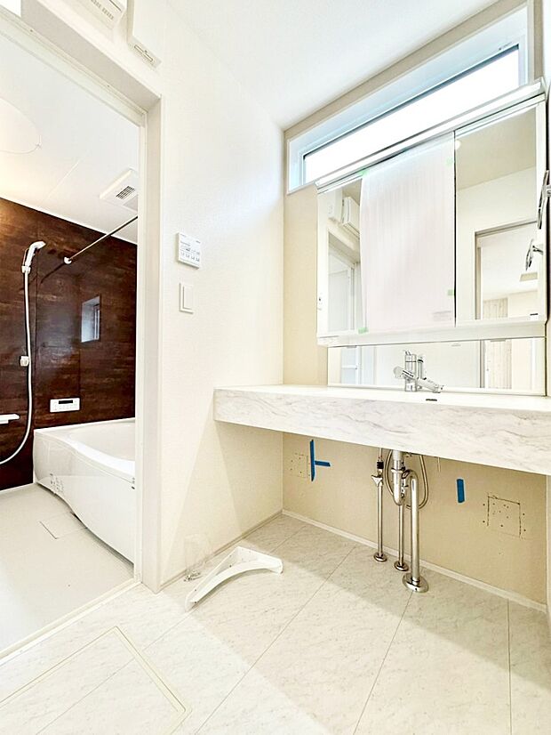 清潔感ある洗面化粧室で朝の身支度も快適