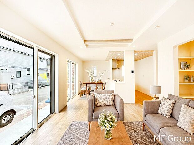 家族の和やかな会話が聞こえてきそう。開放感のあるリビングです。※家具はCGです