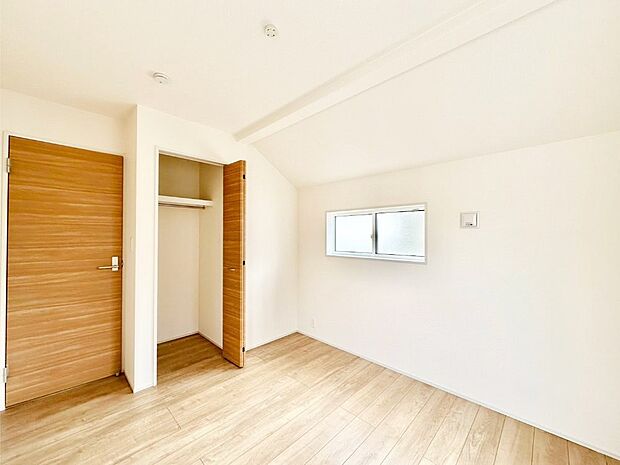 使いやすい形でベットや家具の置き方にも困ることもありません。