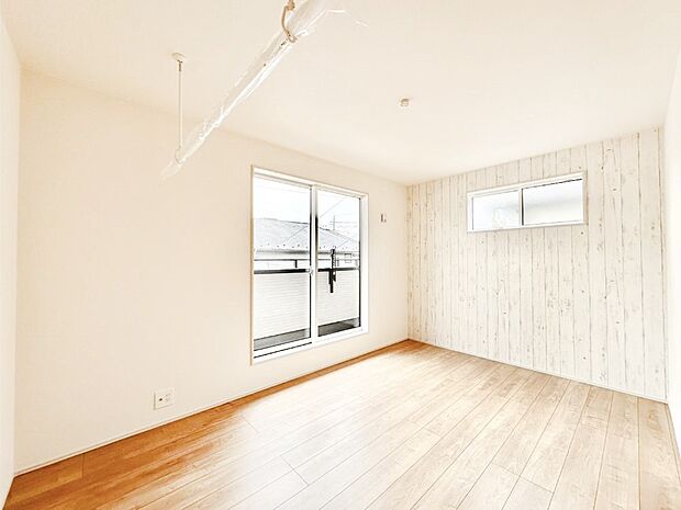 バルコニーが開放感をプラスしてくれる洋室