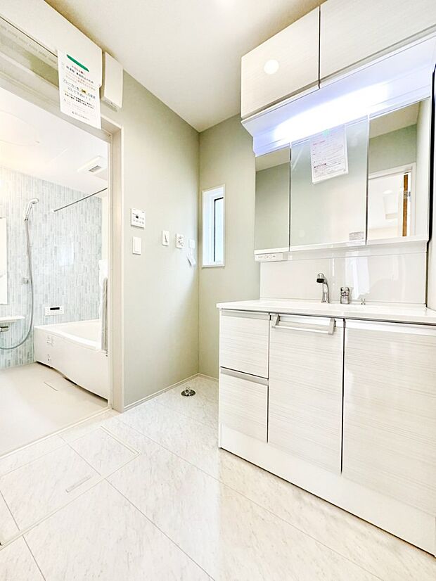 明るい洗面所は毎朝の身支度も楽しくできちゃいそうです。