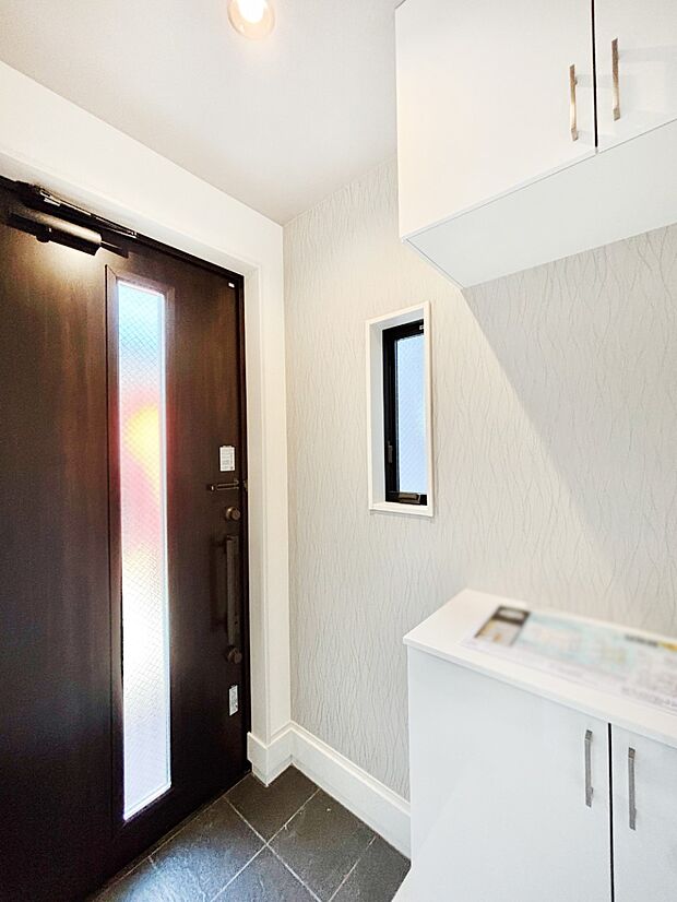 玄関ドアにスリッドラインが入っているので光の演出をしてくれます！