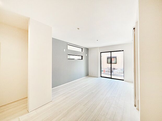 明るい陽光が注ぎ、寛ぎの雰囲気に満たされるリビング・ダイニング。