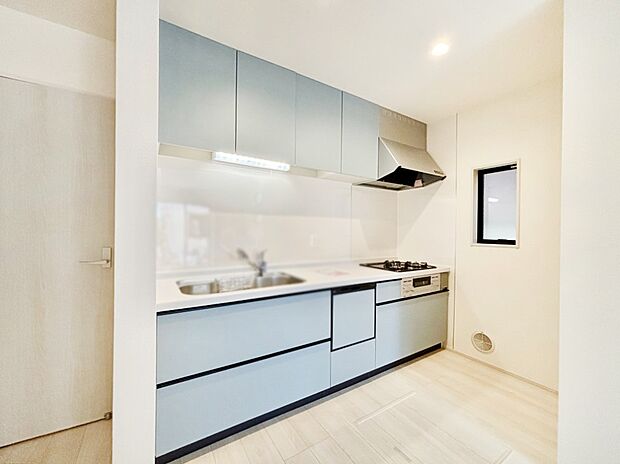 爽やかな風が通り抜けるキッチン。窓があるので明るく換気にも役立ちます。