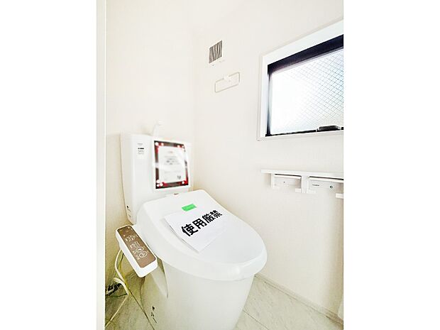 換気用小窓があり、明るく清潔な空間です。