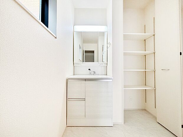 スタイリングに便利な三面鏡、ミラーキャビネットで細かい物スッキリ