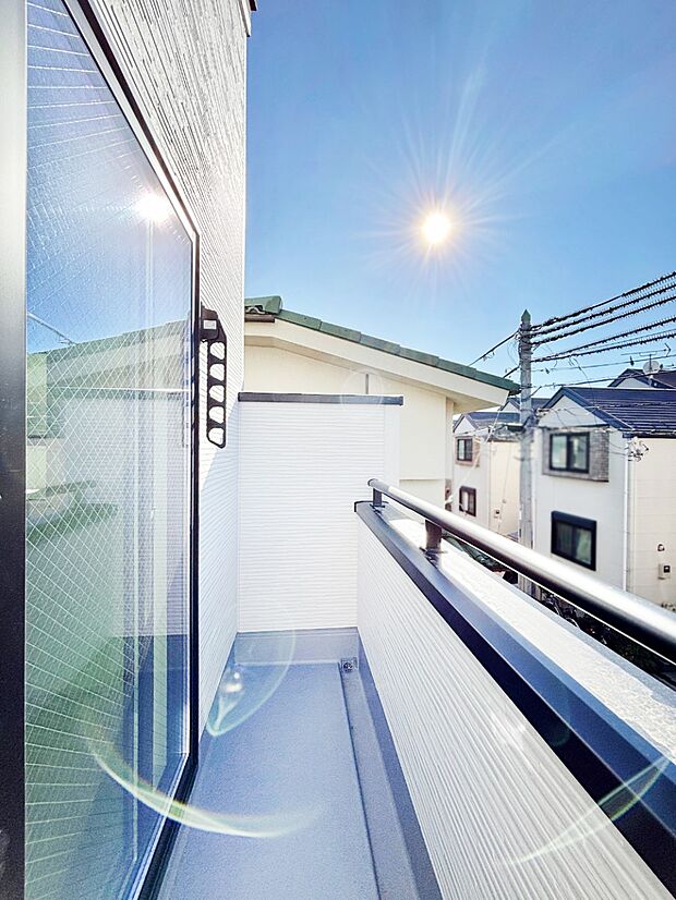 暖かな陽光が降り注ぐバルコニーはお洗濯におすすめ。爽やかな風も心地よいです。