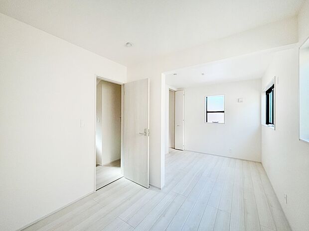 やさしい光がさしこむ居室はしっかり収納付き