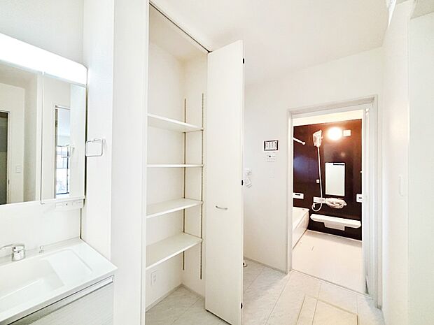 ゆとりの洗面スペースで朝の身支度もラクラク