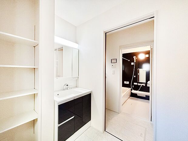 物がたくさん集まる洗面所にうれしい収納棚付きです。