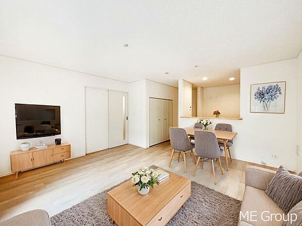 落ち着いた雰囲気のLDKは家族みんなの快適空間※家具はCGです