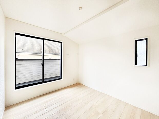 明るいバルコニーサイドに洋室を設置。目覚めの良い寝室に。