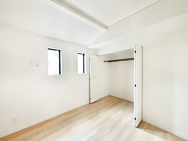 お子さまのお部屋としても!衣類の整理整頓に便利なクローゼット付きの洋室。