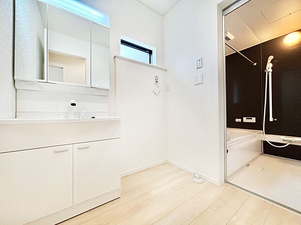 清潔感のある快適空間です。毎日の身支度も気持ち良くお使い頂けます。