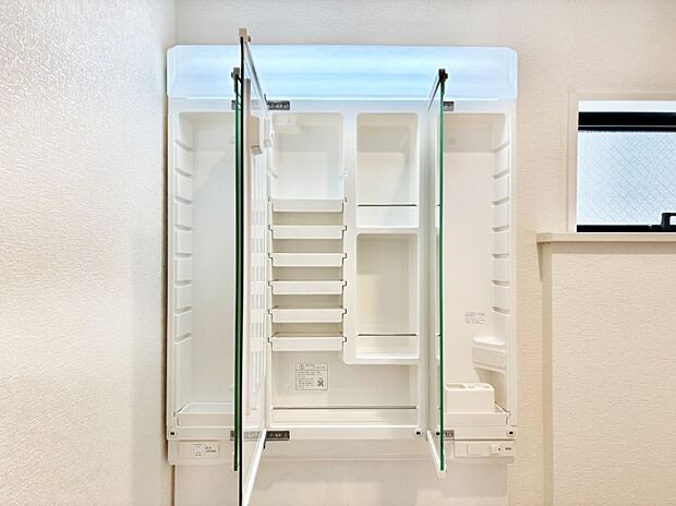 三面鏡の裏に、化粧品や衛生用品などを収納可能。洗面台をすっきりと保ちます!