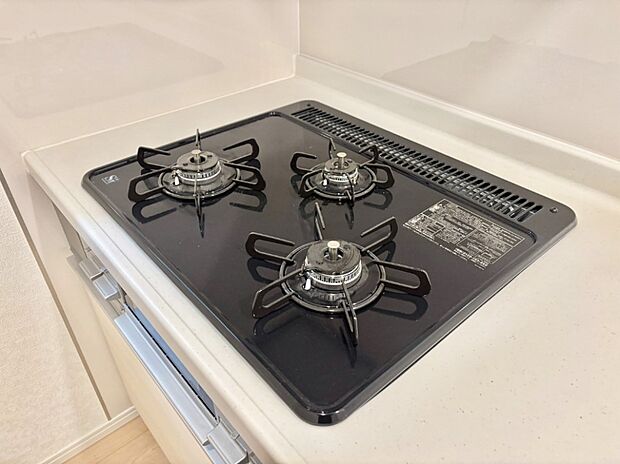 ガスコンロはSiセンサー搭載。火力調節や焦げ付き・消し忘れも防いでくれます。