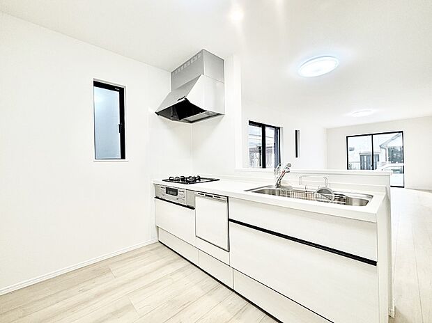 爽やかな風が通り抜けるキッチン。窓があるので明るく換気にも役立ちます。