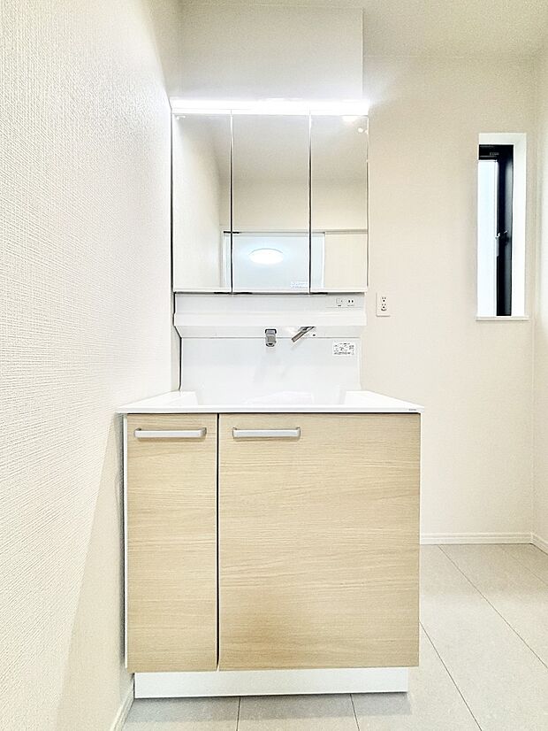 大きく見やすい三面鏡で清潔感ある洗面台は、身だしなみチェックや肌のお手入れにおすすめです。 