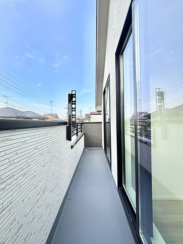 ゆったりバルコニーだから沢山お洗濯ものを干せます。